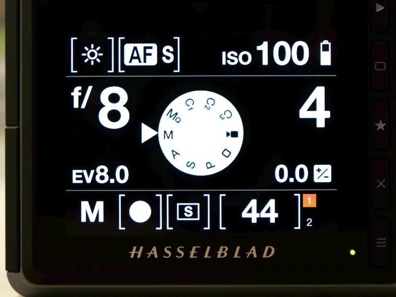 モードダイヤル操作中は、選んだモードが画面にも表示される
