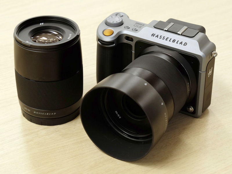 XCD 3,2/90mm（左）とXCD 3,5/45mm（カメラに装着）