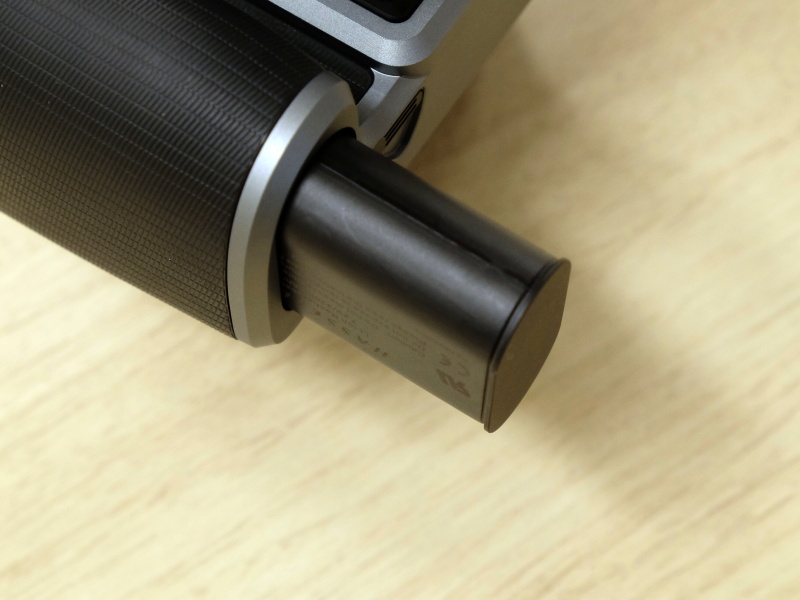 取り出したところ。飛び出たバッテリーを軽く押し込むとアンロックされる