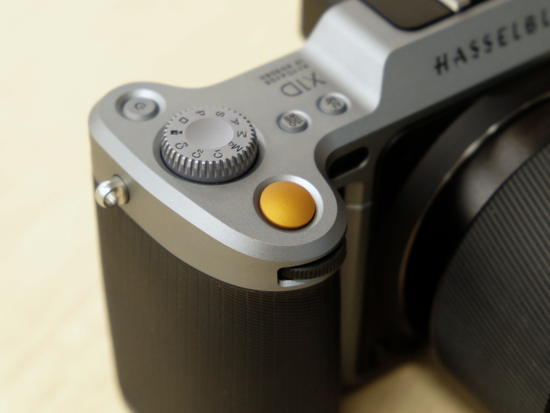 モードダイヤルを操作できる状態。上面にISO/WBボタン、AF/MFボタンもある