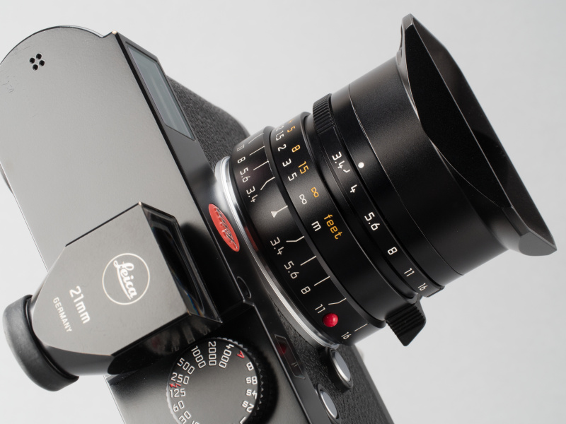 最近のMレンズらしいシンプルなデザイン。21mmは被写界深度目盛りを使った目測撮影もやりやすい。