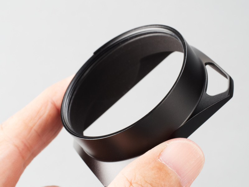 レンズフードはお馴染みのネジ込み式。フック式に比べて装着時にもシンプルな外観が好ましい。