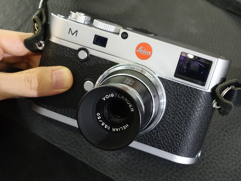 ライカM（Typ 240）に装着したところ。<a href="http://dc.watch.impress.co.jp/docs/news/1021566.html" class="n" target="_blank">フォトキナ2016にて編集部撮影</a>