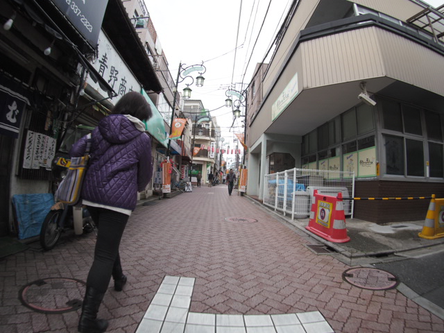 商店街で撮影。640×480ピクセル / F8 / 1/250秒 / ISO500