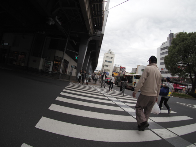 信号待ちで撮影。左足を付けているので左に傾いている。640×480ピクセル / F8 / 1/250秒 / ISO200