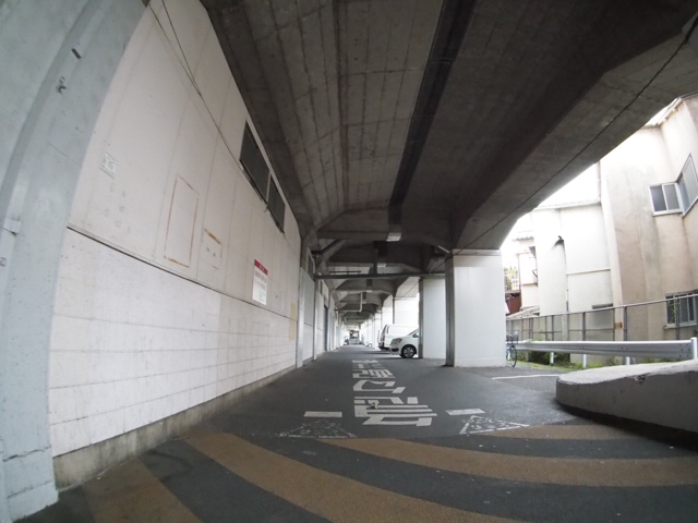 ガード下走行（段差の振動で撮影）。640×480ピクセル / F8 / 1/200秒 / ISO6400