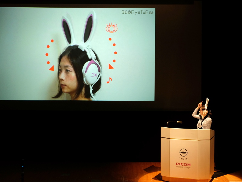 2台のTHETAからの映像をもとに、サラウンドヘッドフォンからの出力音として周囲の状況を伝える