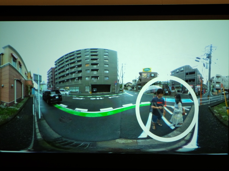 動いている通行人などを消せるアプリ