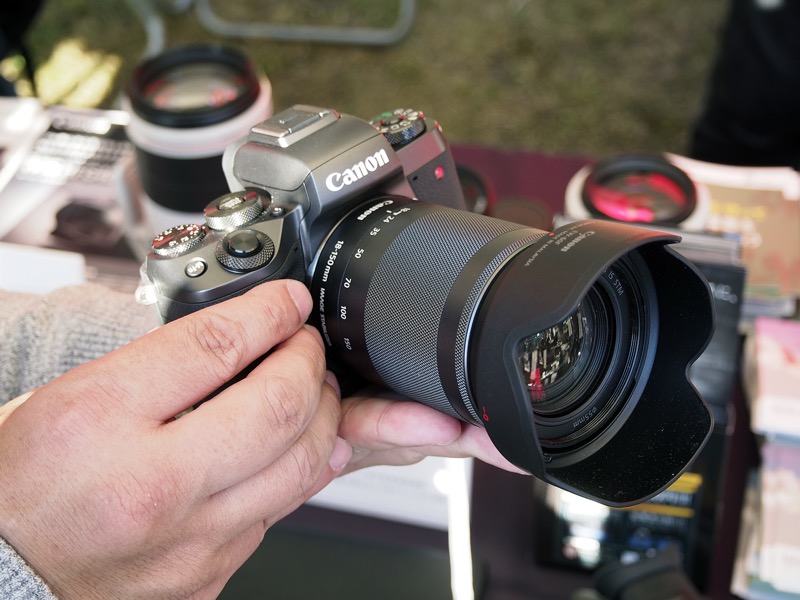 11月25日発売のミラーレスカメラ「EOS M5」。