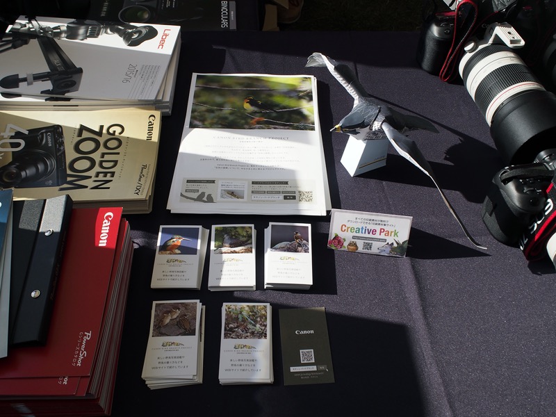 Canon Bird Branch Project関連のチラシやポストカードも並んでいた。