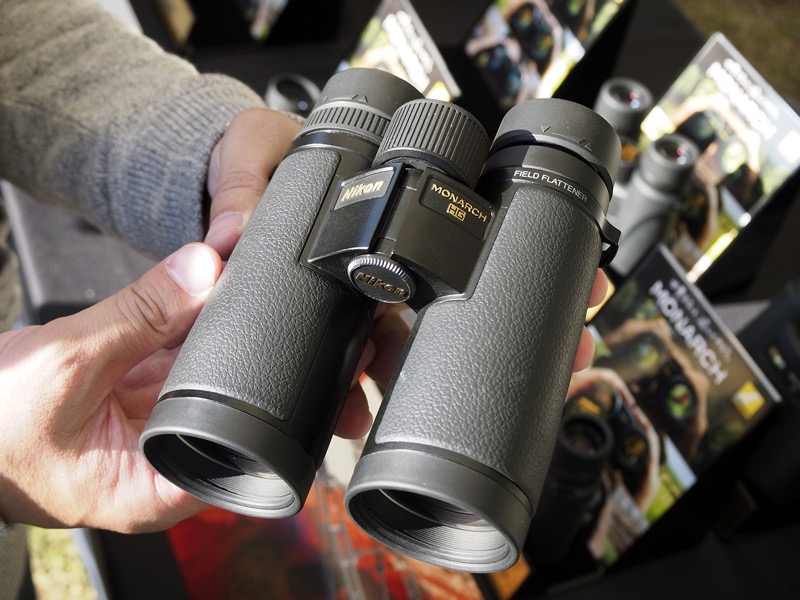 同社双眼鏡シリーズの最新モデルのひとつ「MONARCH HG 8x42」。