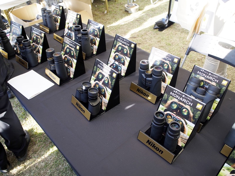 ニコンのブースでは、主に双眼鏡の展示がメインだった。
