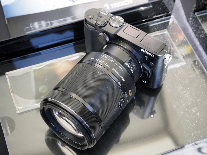 望遠ズームレンズ「1 NIKKOR VR 70-300mm f/4.5-5.6」と組み合わせて展示されていたミラーレスカメラの「Nikon 1 V3」。