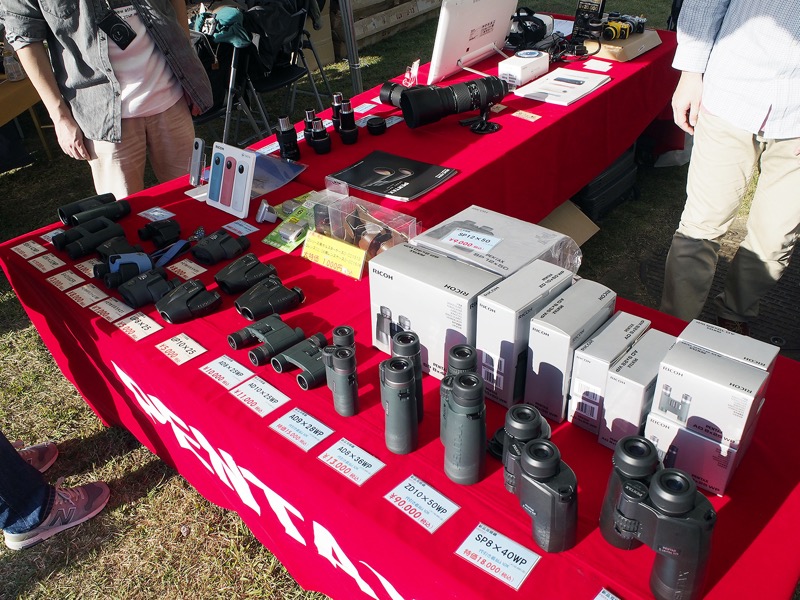 ディスカウント販売がメインとなっているリコーイメージングブース。