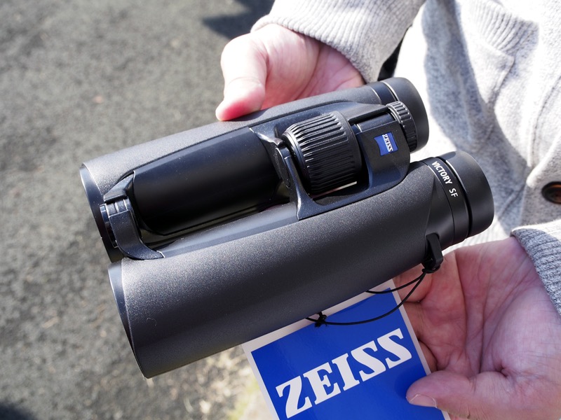 クラシックブラック仕様の「VICTORY SF 8x42」