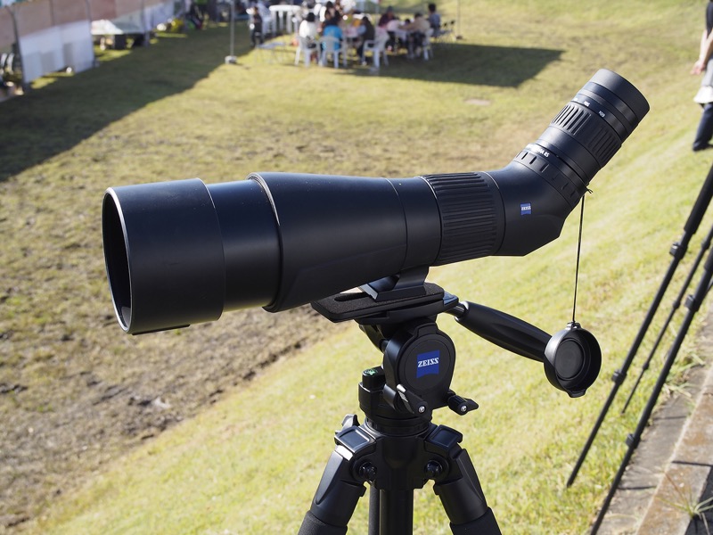 2016年12月に発売を予定しているスポッティングスコープ「ZEISS Conquest Gavia 85」。取り付けられていたカーボン製三脚は、参考出品となる。