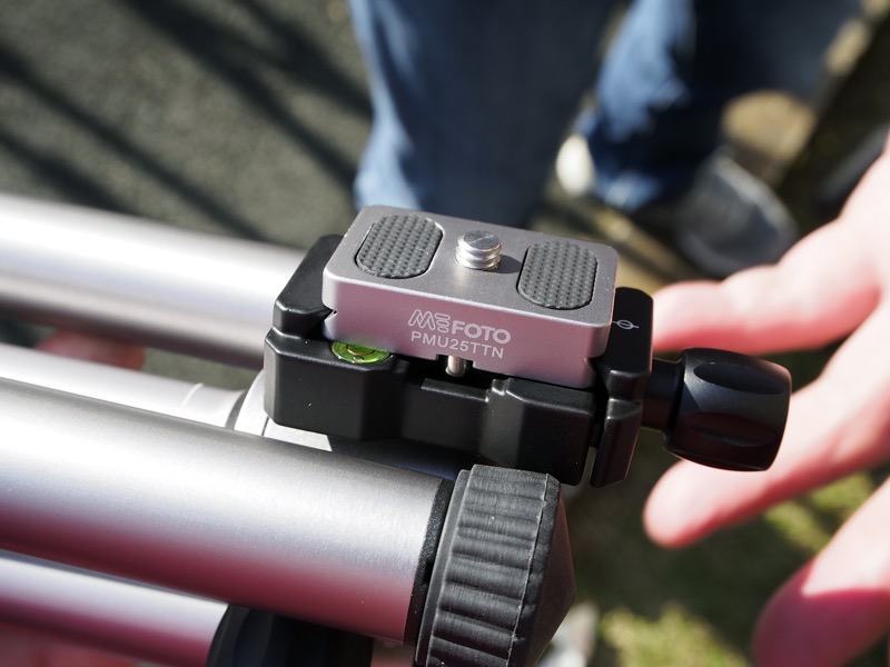 クイックシュータイプの雲台を装備する。クイックシューは専用設計の小型タイプながら、アルカスイスタイプの雲台でも使用が可能。