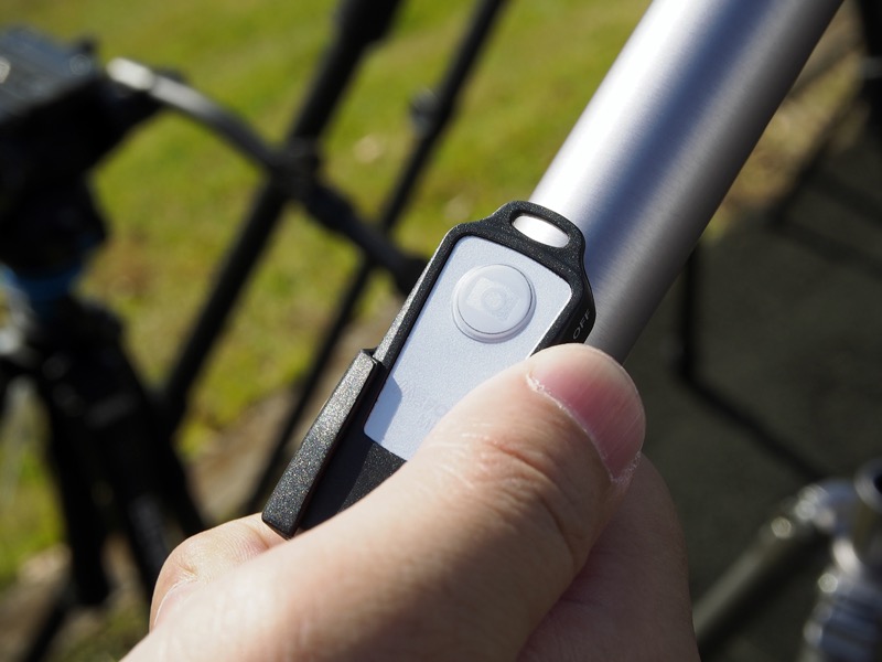 手元には、Bluetooth対応のスマートフォン用シャッターリモコンを備える。