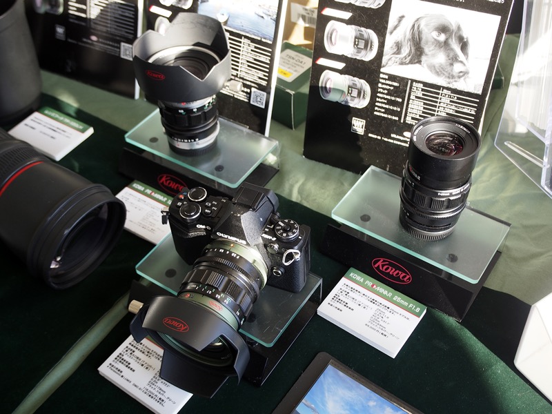 マイクロフォーサーズ用レンズ「KOWA PROMINAR 8.5mm F2.8」「KOWA PROMINAR 25mm F1.8」「KOWA PROMINAR 25mm F1.8」も展示されていた。