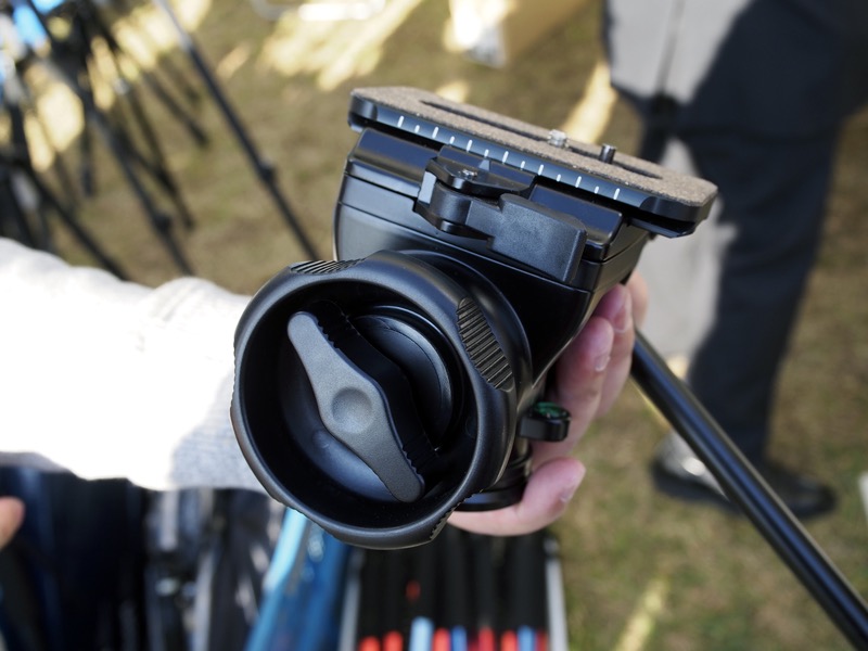 フリクションコントロール用の大型ダイヤルを備えている。