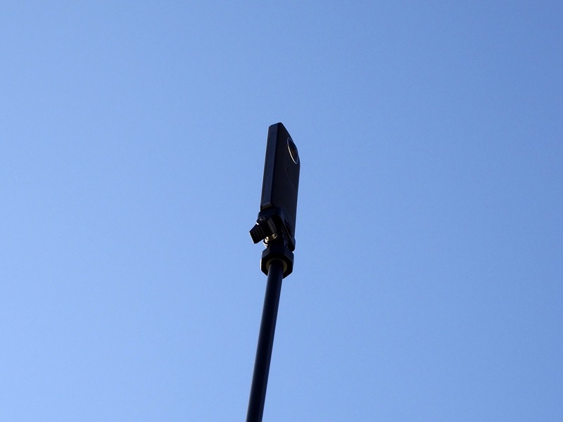 先端にはリコーイメージングの「RICOH THETA S」が装着してあった。3mポールはいまのところ法人向けの製品で、イベントでの引き合いが多いという。