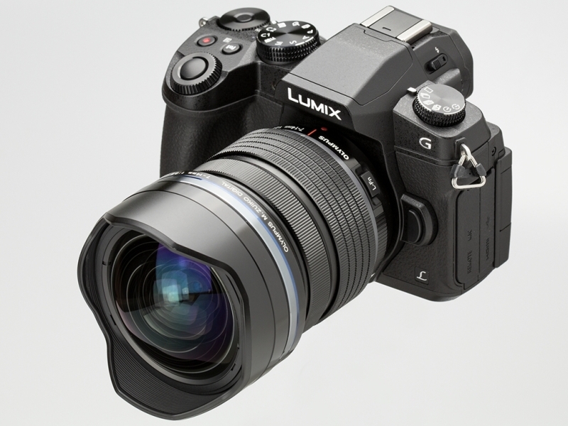 大きめ重めのオリンパスM.ZUIKO DIGITAL ED 7-14mm F2.8 PROを装着した状態。重量級の望遠ズームなどでなければバランス的には問題なさそうだ。