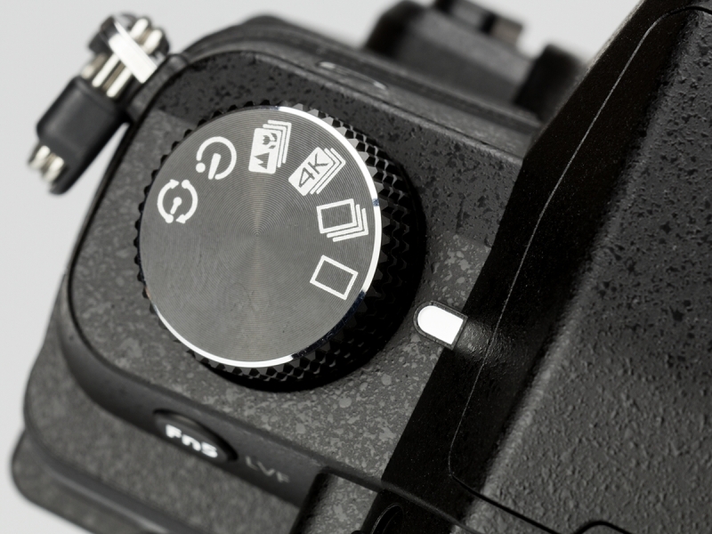 上面左手側にはドライブモードダイヤルがある。4Kフォト、フォーカスセレクトなどが用意されている。