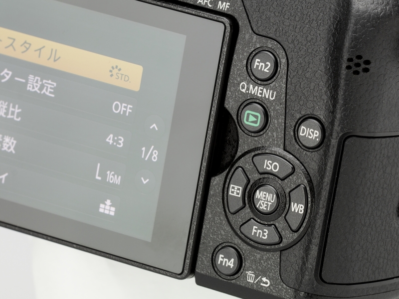 背面右手側の操作部。ボタン類は上面が平たくてストロークは浅め。素手での操作では気にならないが、手袋をした状態だとボタンの位置がわかりづらく感じた。