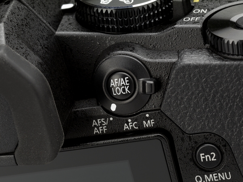 背面右手側上部にあるフォーカスモードレバーとAF/AE LOCKボタン。手が届きやすい位置にあるのはありがたい。