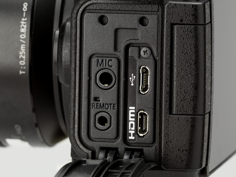 左手側側面の端子カバーを開いたところ。撮影時に使用するマイクやリモート端子が、液晶モニターを開いたときに干渉しにくい場所にレイアウトされている。
