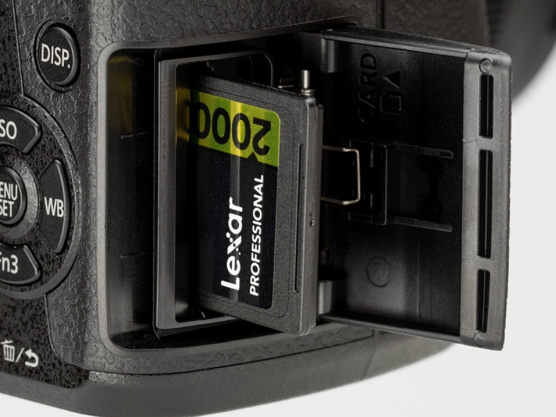 記録メディアはSDXC/SDHC/SDメモリーカード。UHS-IIに対応している。4K動画などにはUHSスピードクラス3が求められる。