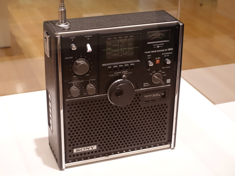 ソニーCEOの平井一夫氏が選んだのはスカイセンサーICF-5800（1973年）。中学3年生の頃にベリカードを集めていたという