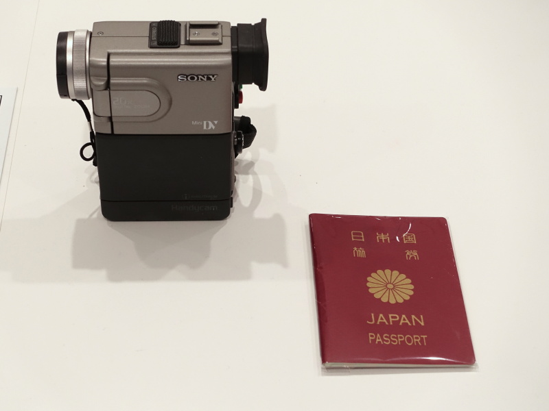 デジタルビデオカメラ「DCR-PC7」（1996年）。"新パスポートサイズ"のハンディカム