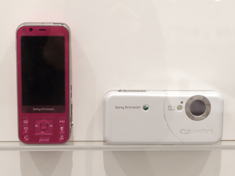 Cyber-shotケータイの展示も。写真は「W61S」（2008年）