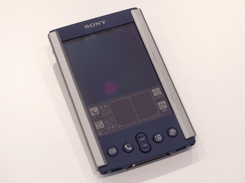 ソニー初のPalmマシン「PEG-S500C」（2000年）。256色カラー液晶ディスプレイを搭載。メモリースティック内の写真データを表示できた