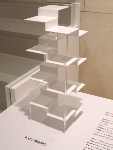 ビルの中で"縦の銀ぶら"を実現する「花びら構造」は、建築家の芦原義信氏が産み出したもの。100平方mごとのフロアの高さを90cmずつずらし、1階から8階にわたる全25層のフロアを1つのように感じられる空間にした。