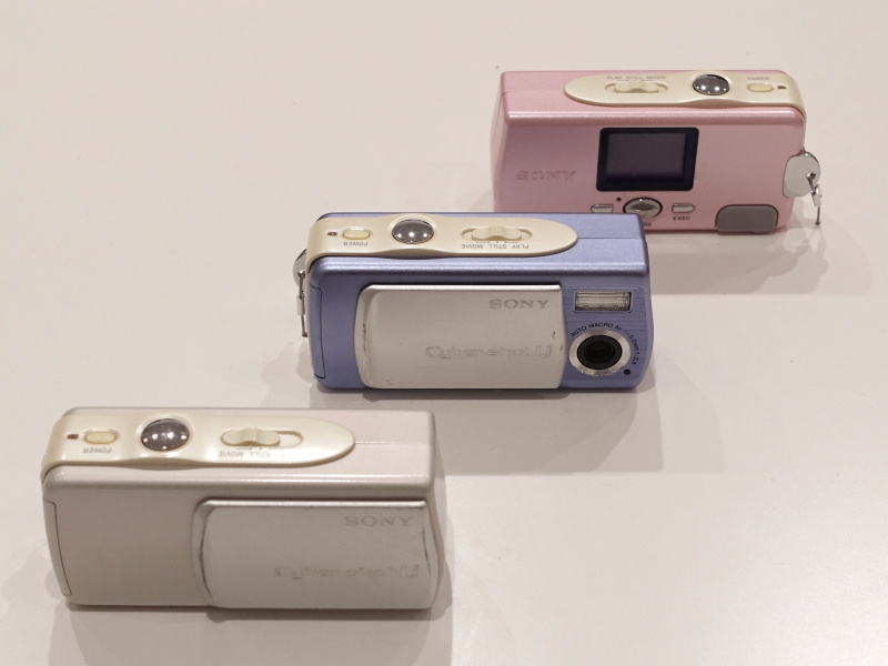 手のひらサイズの「DSC-U10」（2002年）