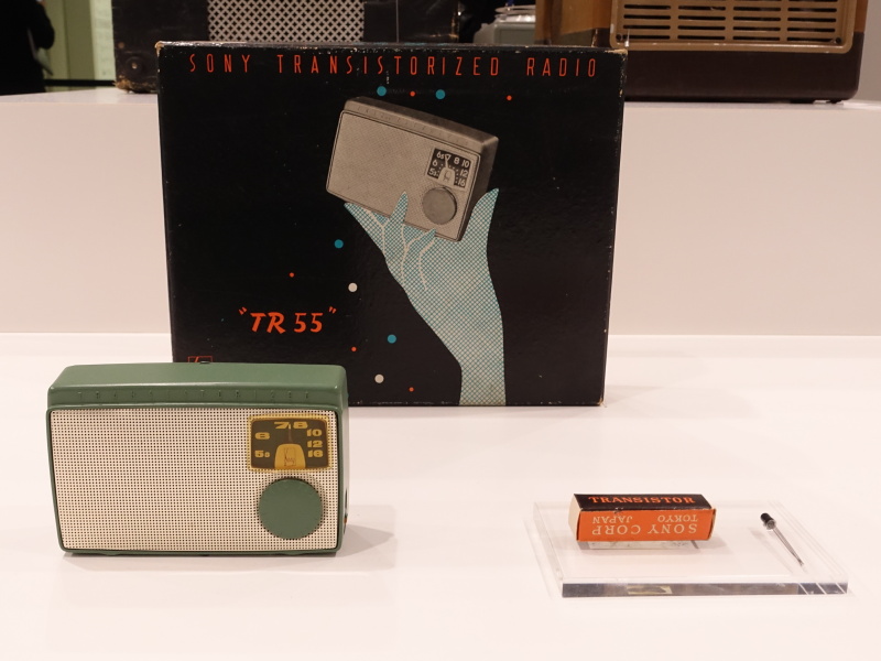 日本初のトランジスタラジオ「TR-55」（1955年）。型番の"2桁のぞろ目"は、現在のソニー製カメラにも共通を感じる