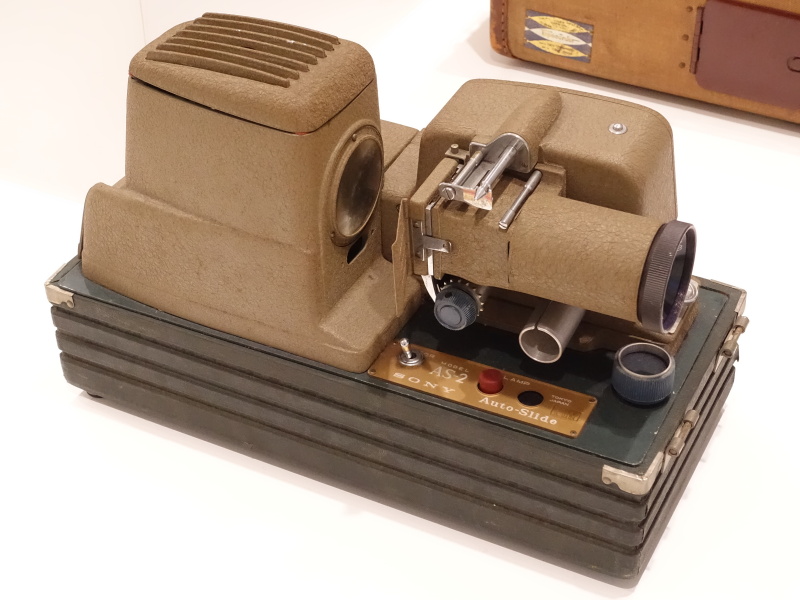 発声自動幻灯装置「オートスライド」（1952年）。テープレコーダーとスライド写真を組み合わせた映写機で、音声と写真を簡単に同期できた