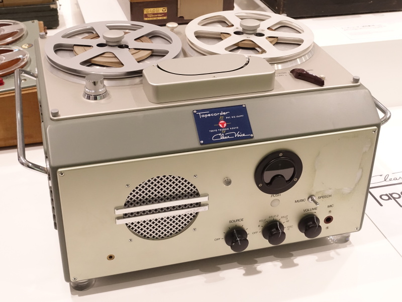 日本で最初のテープレコーダー「G型テープレコーダー」（1950年）。大卒国家公務員初任給が4,000円の時代に16万円で発売。重さは35kgだった