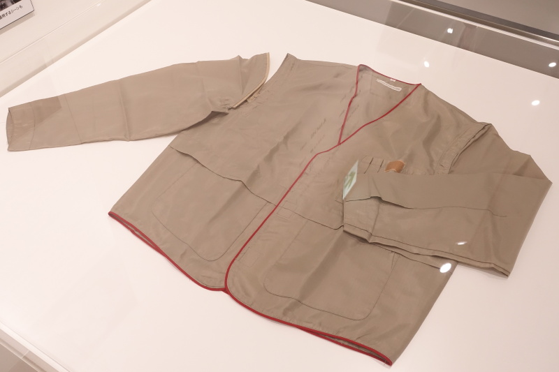 1981年に当時会長だった盛田昭夫氏の提案で、三宅一生氏にデザイン依頼したユニフォーム。男女同一のデザインで、着心地の軽いナイロン系の布地を使用。袖を脱着できる夏冬兼用とした。