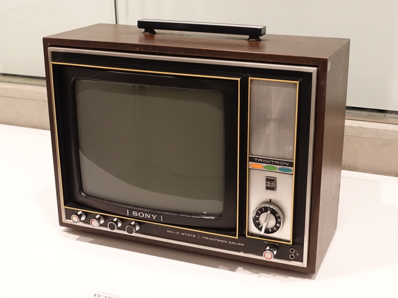 トリニトロンカラーテレビ「KV-1310」（1968年）。独自のトリニトロン方式によるカラーテレビ1号機で、発表会は銀座ソニービルで行われた