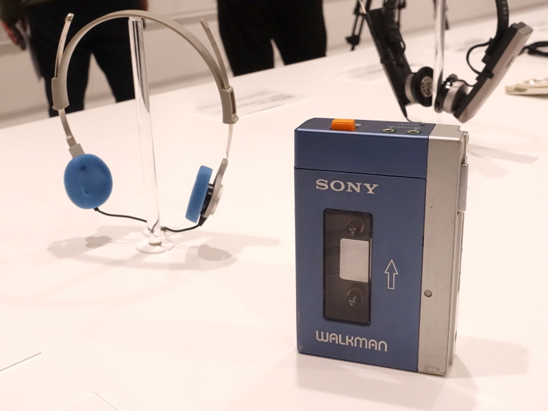 ウォークマン1号機「TPS-L2」（1979年）。前年の"プレスマン"TCM-100をベースに、ステレオの再生専用機とした。ブルージーンズを意識したカラーリング