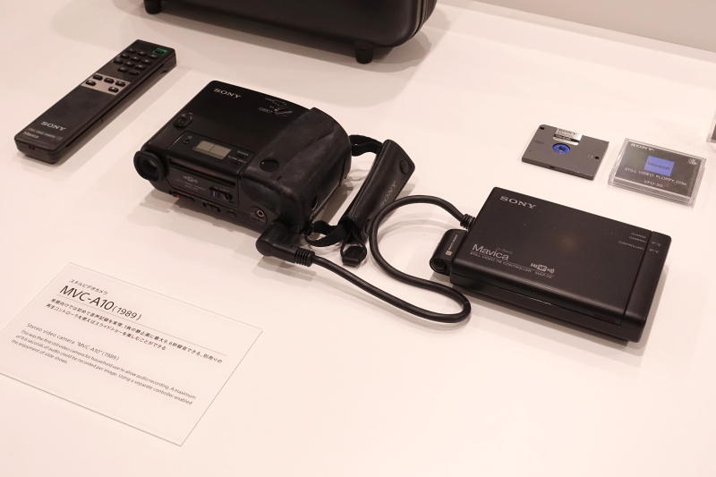 スチルビデオカメラ「MVC-A10」（1989年）。家庭向けとして初めて音声記録を実現。1枚の静止画に最大9.6秒録音できる