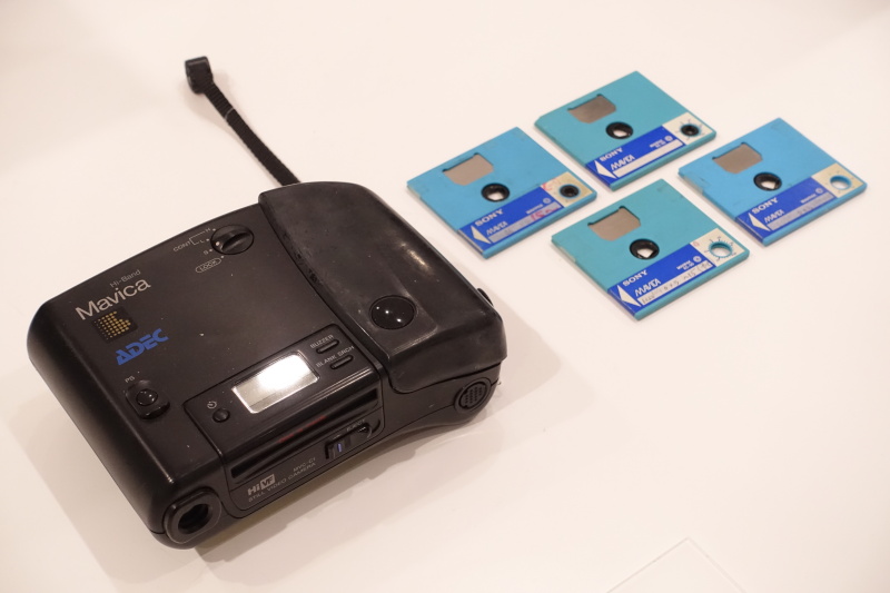 スチルカメラ「MVC-C1」（1988年）。家庭用マビカの第1号機。別売キットでテレビ画面にも出力できた