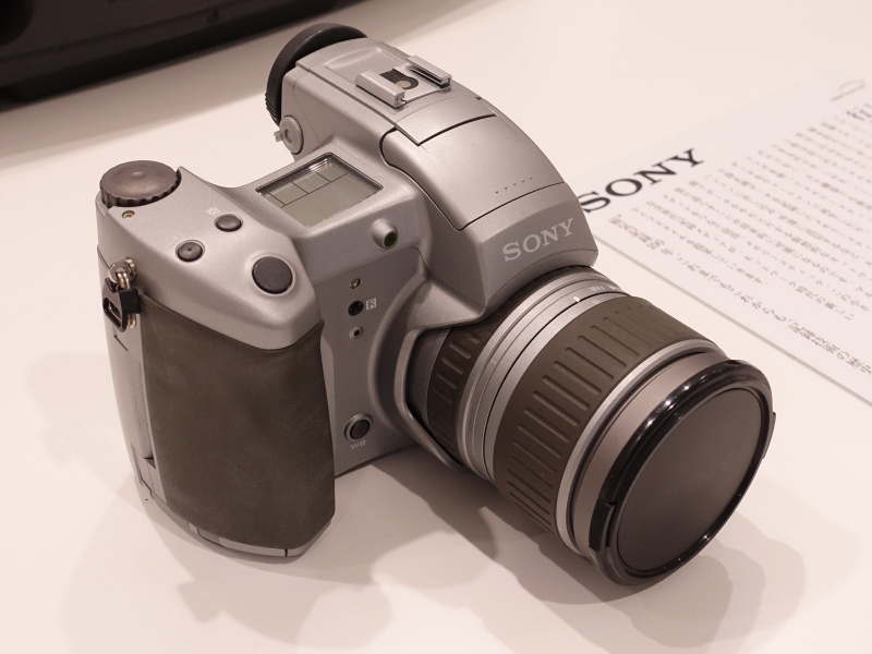 PCカードスロットを介してメモリースティックに初対応したデジタルカメラ「DSC-D700」（1998年）。一眼レフ方式のファインダーを搭載