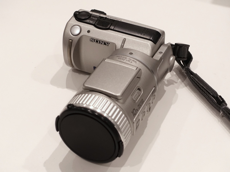 光学5倍ズームのカールツァイス"バリオゾナー"レンズを搭載した「DSC-F505K」（1999年）