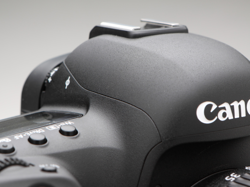 ペンタ部にはGPSとWi-Fiのアンテナを内蔵する。そのためペンタカバーは樹脂製となり、マグネシウム製のトップカバーとのつなぎ目はご覧のとおり。正直、美しくない。