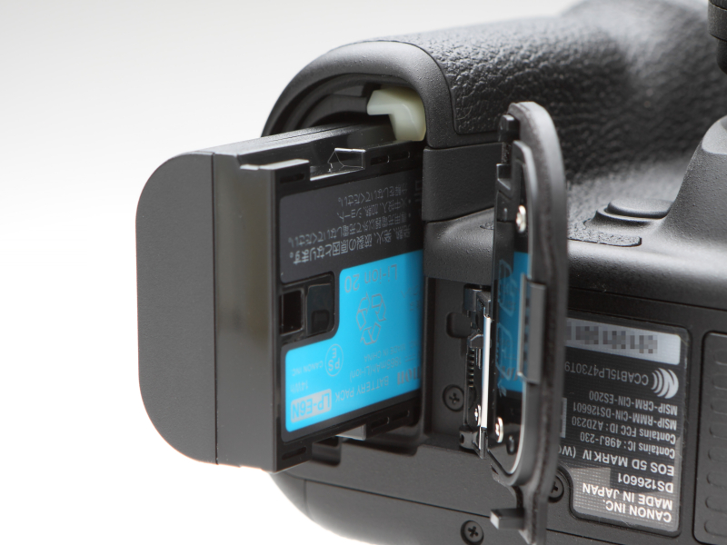 バッテリーは従来と同じLP-E6N/LP-E6を使用。LP-E6Nの場合、ファインダー撮影による標準撮影可能枚数は約900枚（CIPA準拠）を達成。