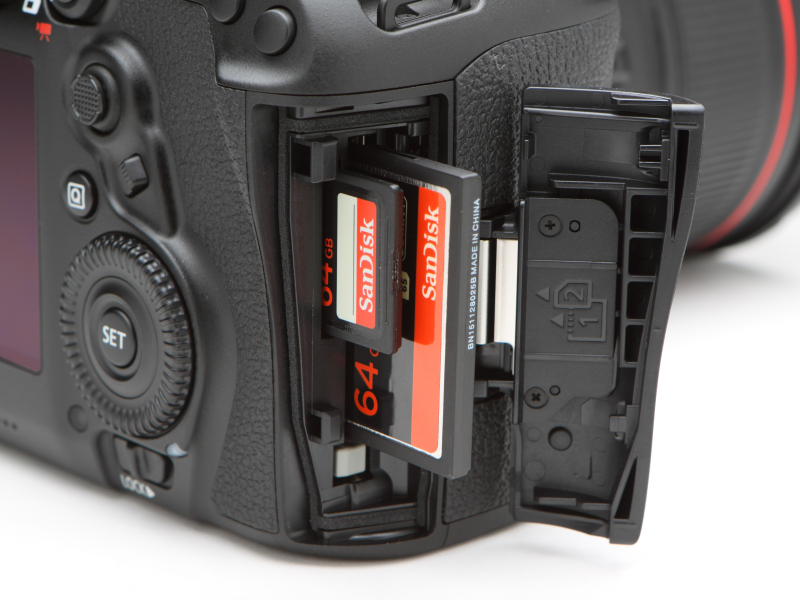 スロットも従来と同じくCFとSDXC/SDHC/SDのダブルタイプ。CFastの搭載は見送られている。